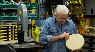 Man makes a perfect circle with a woodworking jig